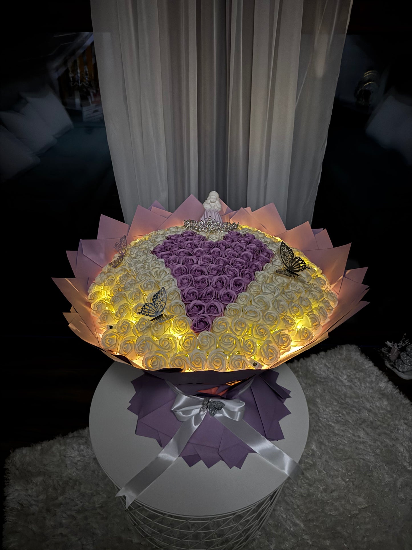 Buchet Prințesă 220 Trandafiri Alb-Mov